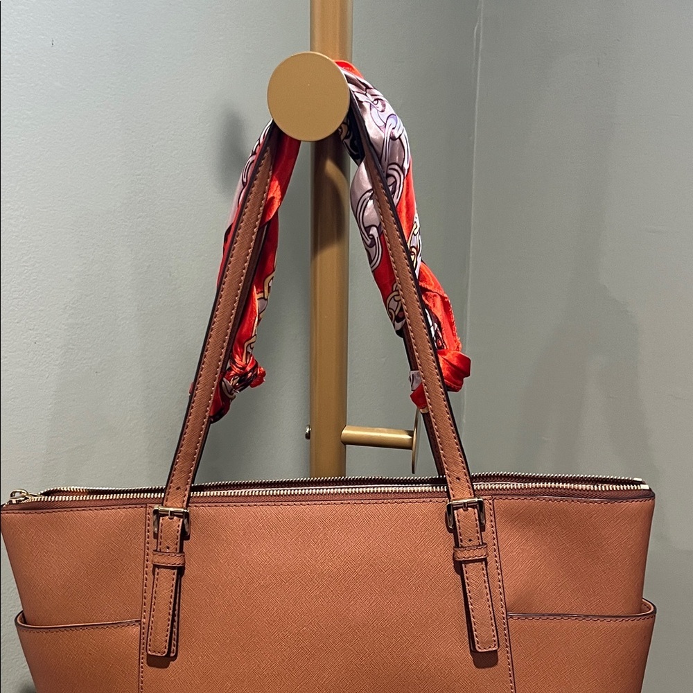 Michael Kors Tan Leather Tote Bag with Structured Design NWOT - Picture 11 of 15